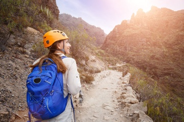 Praticante de trekking no Barranco do Inferno em na Ilha de Tenerife, Ilhas Canárias