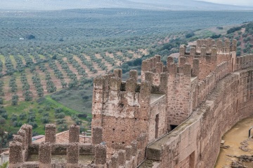 Wieże zamku w Baños de la Encina. Jaén