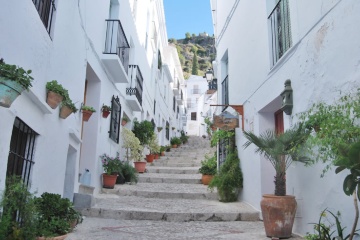 Una via di Frigiliana, a Malaga (Andalusia)