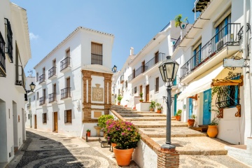 Una via di Frigiliana, a Malaga (Andalusia)