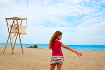 Fillette sur la plage de Mojácar, province d