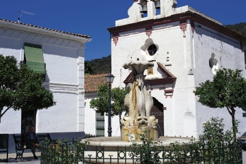 Plaza de la Constitución en Almonaster La Real (Huelva, Andalucía)