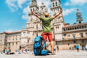  Peregrino a su llegada a Santiago de Compostela frente a la catedral