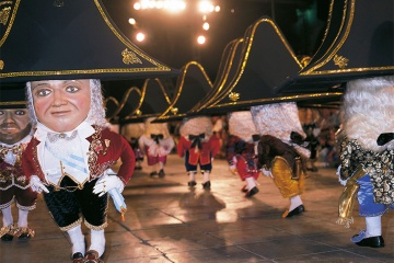 Der traditionelle Tanz der Zwerge beim Wallfahrtsfest Bajada de la Virgen (Santa Cruz de la Palma, Kanarische Inseln)