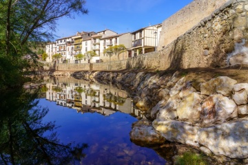 Rivière Arlazón traversant Covarrubias (province de Burgos, Castille-et-León)