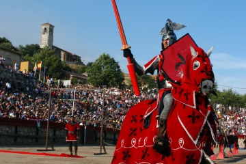 Czerwony Rycerz. Średniowieczny Festiwal w Hita (Guadalajara, Kastylia-La Mancha)