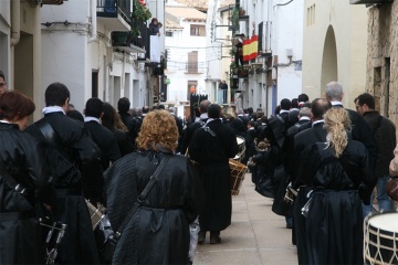 Trommeln während der Karwoche in Albalate del Arzobispo (Teurel, Aragonien)