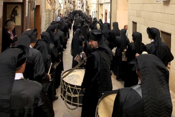 Trommelumzug während der Karwoche in Híjar (Teurel, Aragonien)