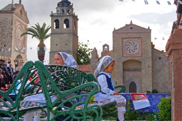 Jeunes filles portant le costume régional, lors de la fête Las Mondas à Talavera de la Reina (province de Tolède, Castille-La Manche)