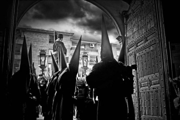 Entrada del paso de Nuestro Padre Jesús Nazareno en la Iglesia Parroquial. Semana Santa de Ocaña