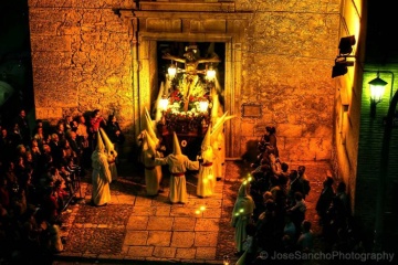 The processional float of Cristo Rey de los Mártires leaving the church of Las Madres Carmelitas during Easter Week in Ocaña