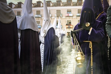 Incensiere nella Plaza Mayor di Ocaña durante la Settimana Santa