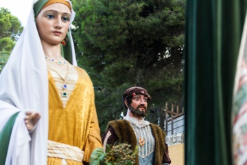  Gigantes y cabezudos en Tortosa (Tarragona, Cataluña) durante la Festa del Renaixement