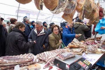 Banco di vendita di carne nella “Carpa do Cocido” della Feira do Cocido di Lalín (Pontevedra, Galizia)