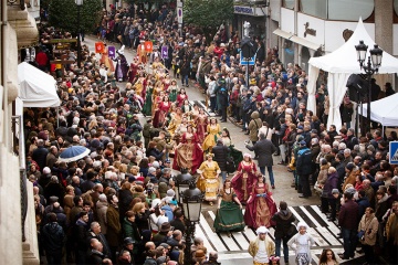 Sfilata di carri, bande musicali e maschere alla Feira do Cocido di Lalín (Pontevedra, Galizia)