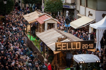 Umzug der Karossen, Blaskapellen und Ensembles auf dem Cocido-Fest in Lalín (Pontevedra, Galicien)