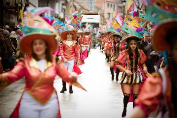 Umzug der Karossen, Blaskapellen und Ensembles auf dem Cocido-Fest in Lalín (Pontevedra, Galicien)