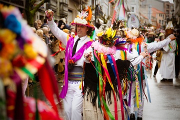 Parade of floats, brass bands and troupes at the Feira do Cocido in Lalín (Pontevedra, Galicia)