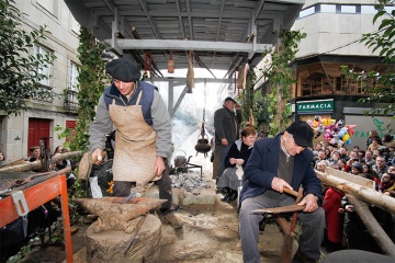 Umzug der Karossen, Blaskapellen und Ensembles auf dem Cocido-Fest in Lalín (Pontevedra, Galicien)