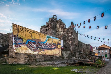 Die Straßen von Ribadavia (Ourense, Galicien) schmücken sich für das Fest »Festa da Istoria«