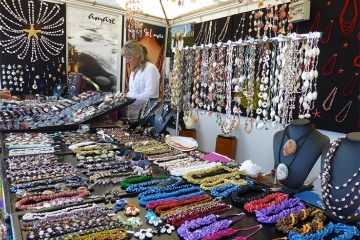 Kunsthandwerkstände mit Muscheln auf dem Meeresfrüchtefest in O Grove (Pontevedra, Galicien)