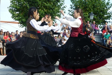 Regionale Volkstänze auf dem Meeresfrüchtefest in O Grove (Pontevedra, Galicien) 