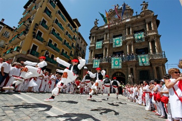 Danças tradicionais na procissão das festas de São Firmino em Pamplona (Navarra)