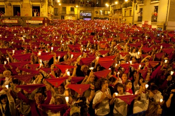 Milhares de pessoas cantam “Pobre de mim”, a canção popular que encerra as festas de São Firmino em Pamplona (Navarra)