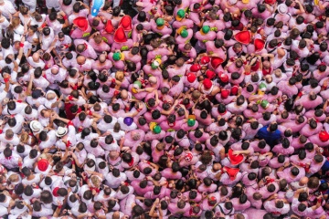 Des milliers de personnes se rassemblent à l’occasion du « chupinazo », le coup d’envoi officiel des fêtes de San Fermín de Pampelune (Navarre)