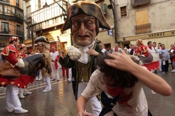 Les célèbres « Kilikis », les personnages les plus représentatifs du défilé des géants et des « cabezudos » de la fête de San Fermín de Pampelune (Navarre)