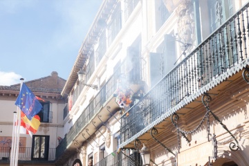 Processo da queima do “Volatín”, um boneco de madeira e pano em cuja boca é colocado um charuto-bomba