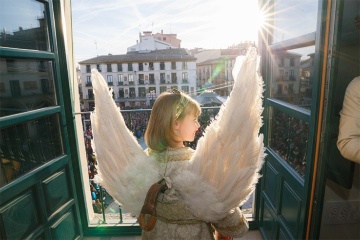 Une jeune fille incarne la « Bajada del Ángel » : elle descend jusqu’à la statue de la Vierge pour lui retirer le voile noir disposé sur sa tête en signe de deuil.