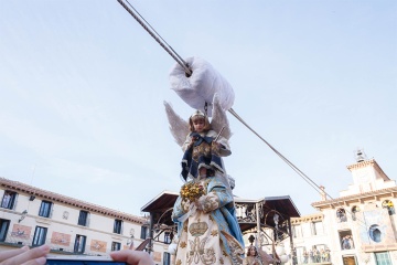 Une jeune fille incarne la « Bajada del Ángel » : elle descend jusqu’à la statue de la Vierge pour lui retirer le voile noir disposé sur sa tête en signe de deuil.