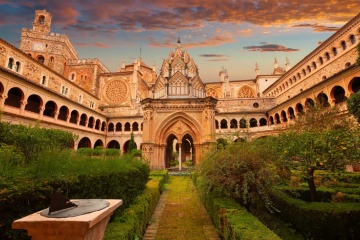 Krużganek w stylu mudejar w Klasztorze Królewskim Nuestra Señora de Guadalupe (Cáceres, Badajoz)