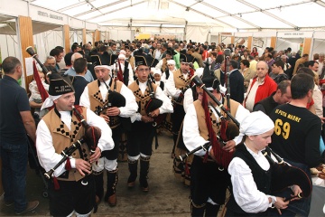 Joueurs de gaïta lors de la fête de la lamproie d’Arbo (Province de Pontevedra, Galice)