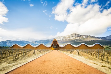 Blick auf die Weinkellerei Ysios in Laguardia in der Provinz Álava (Baskenland)