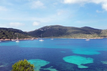 Cala con barche a vela