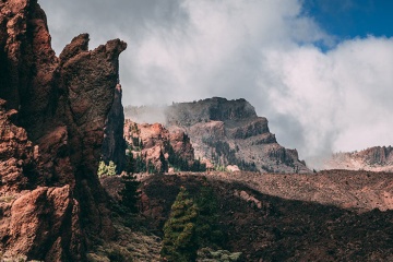 Nebelumhüllte Berge in der Mondlandschaft des Parks