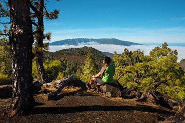 Excursionista descansando enquanto contempla a vista da Caldera de Taburiente