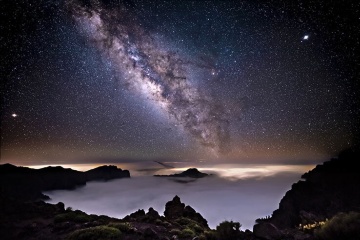 Vistas de la vía láctea sobre el mar de nubes