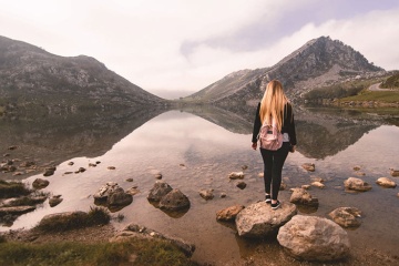 Chica en el lago Enol