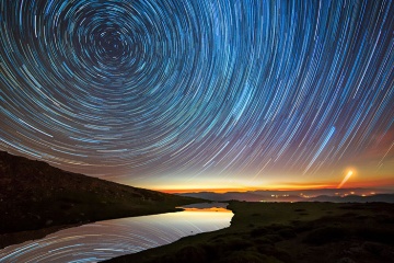 Startrail über der Lagune von Peñalara