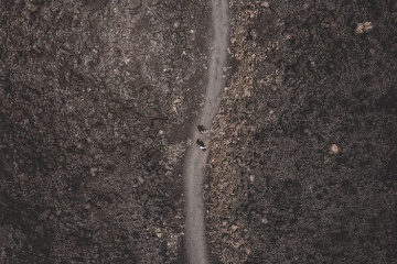 Vista aérea de dois caminhantes no parque