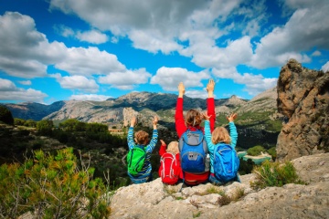 Touristen in den Bergen von Guadalest, Alicante (Region Valencia)