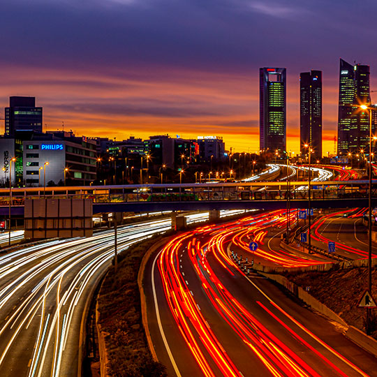 Schnellstraße A-1 in Madrid bei Nacht