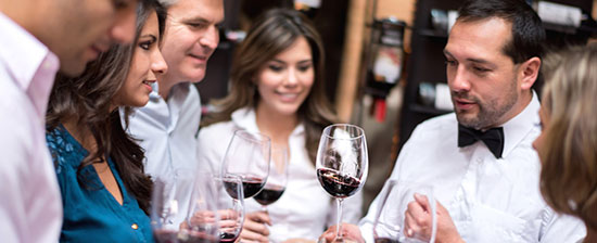 Des amis dans une cave à vin