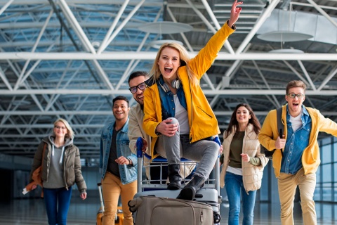 Grupo de amigos en un aeropuerto