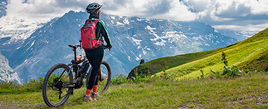 マウンテンバイクに乗っている女性