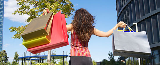 Une jeune fille en plein shopping