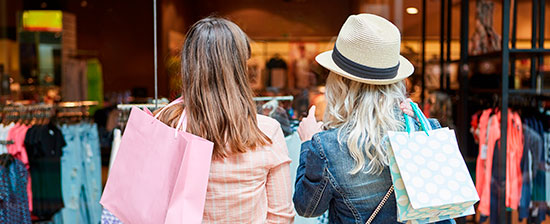 Des femmes font du shopping